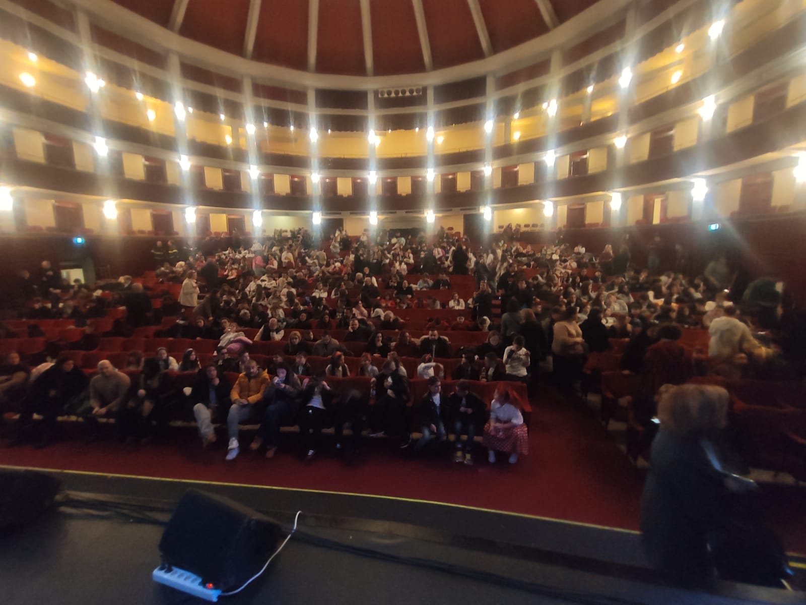 Teatroterapia e Teatro Sensoriale: Strumenti Terapeutici per lo Sviluppo Psichico dei Bambini (5-10 anni)​